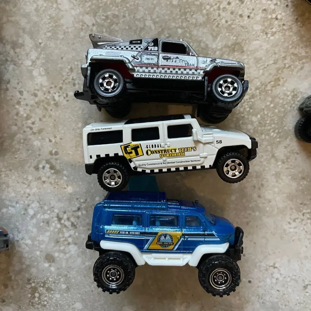 Matchbox & Hot Wheels Diecast Trucks Kombi Hummer Lot of 18 Vehicles